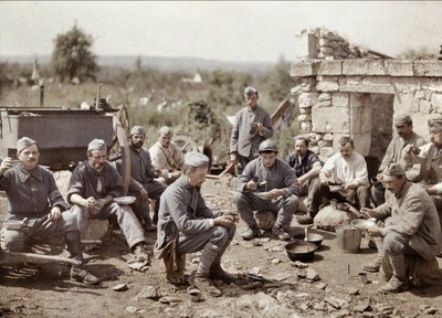 Franse soldaten van het 370e Infanterieregiment eten soep tijdens de slag om de Aisne, Frankrijk, 1917 (autochroom) door Fernand Cuville